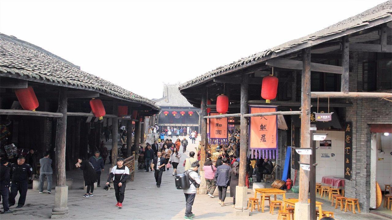 新中国第一次“春晚”受观众热捧，中国电影资料馆放映纪录电影《春节大联欢》